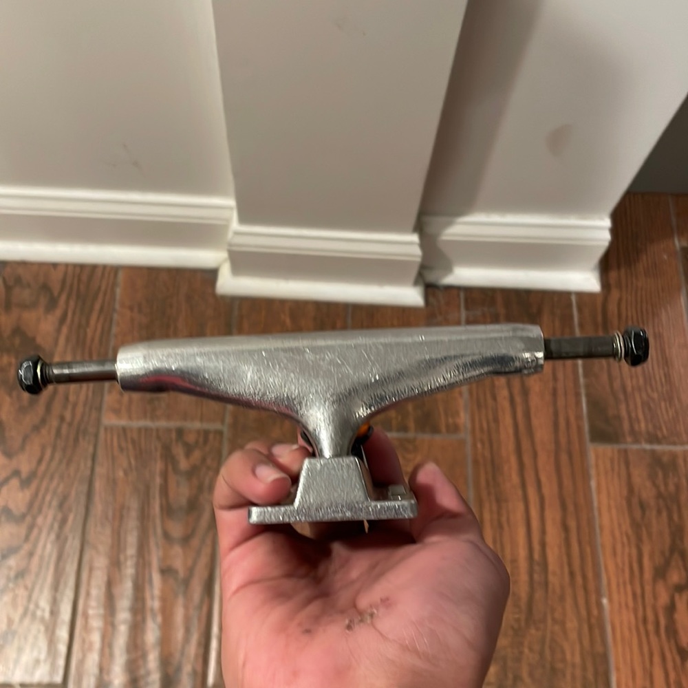 Thunder trucks 8.25 standard trucks